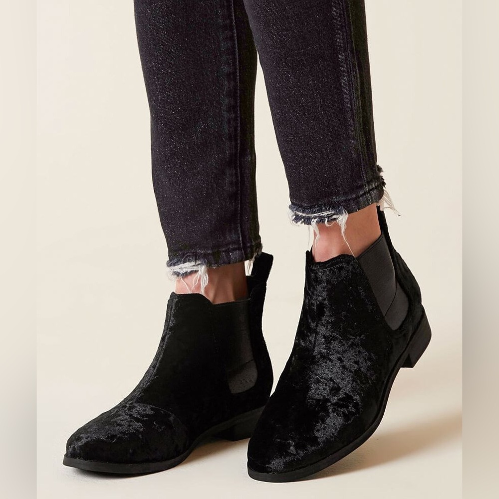 TOMS Like New Ella Ankle Boot – Size 7.5 in Black Crushed Velvet